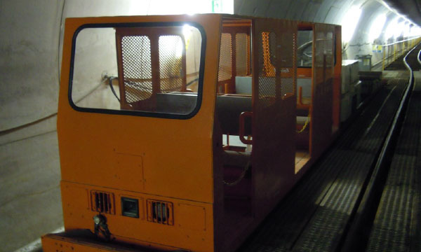 坑内運搬車両(人車)
